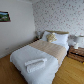 Bellevue Bungalow - Comfortable home with amazing views